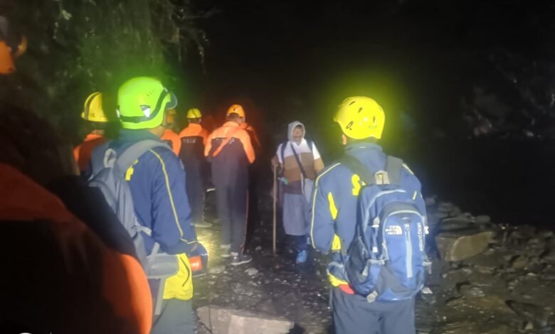 चीड़बासा स्लाइडिंग जोन में संयुक्त रेस्क्यू अभियान चलाकर 1500 यात्रियों को सुरक्षित पहुंचाया गौरीकुंड
