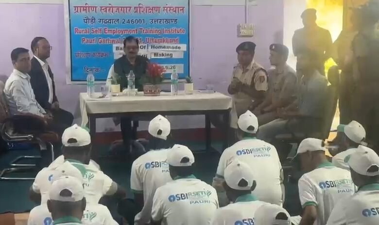 जिला कारागार में बंदियों ने सीखा मोमबत्ती-अगरबत्ती निर्माण का हुनर