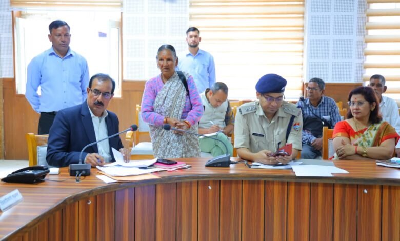 जनता दर्शन में 10 शिकायतों पर सुनवाई, अपर जिलाधिकारी ने दिए त्वरित निस्तारण के निर्देश