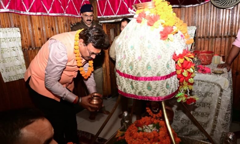 मुख्य सचिव आनंद बर्धन ने गंगोत्री धाम में की पूजा-अर्चना