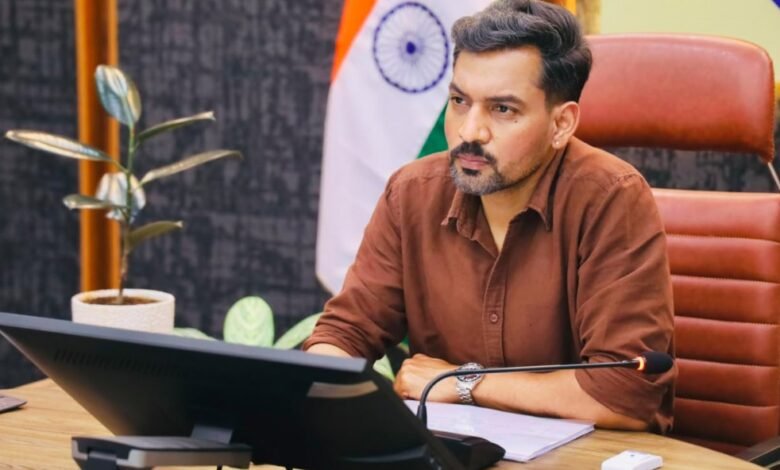 पारिवारिक परिस्थितियों के कारण कोई भी बालिका शिक्षा से न रहे वंचित- डीएम
