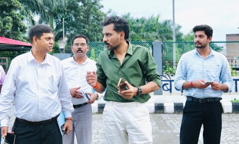 सीएम हेल्पलाइन की फोर्स क्लोज शिकायत की डीएम ने मौके पर पहुंचकर जांची हकीकत