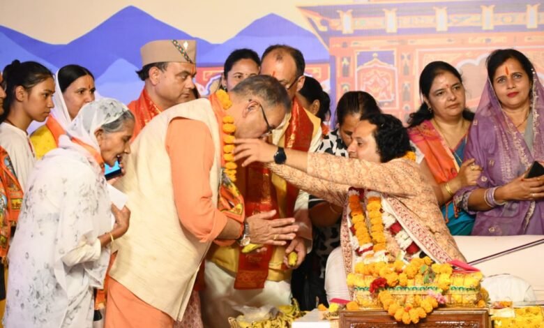 शहीद सैनिकों की पुण्य आत्माओं की शांति के लिए आयोजित श्रीमद्भागवत कथा के समापन कार्यक्रम में प्रतिभाग करते सैनिक कल्याण मंत्री गणेश जोशी