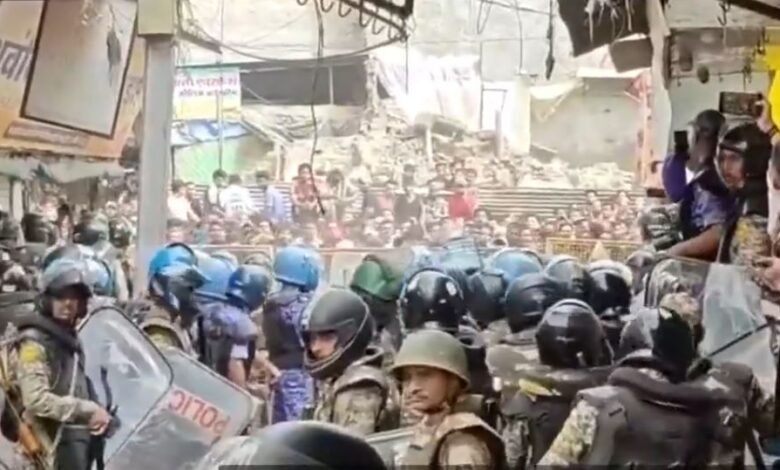 सिंहस्थ 2028 की तैयारी में उज्जैन में सड़क चौड़ीकरण को लेकर तनाव, भारी पुलिसकर्मी तैनात, हाईकोर्ट में सुनवाई आज