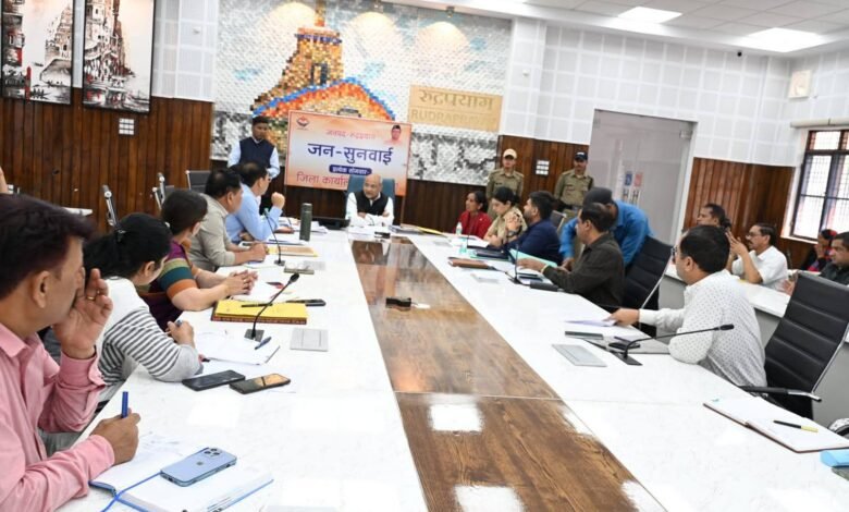 33 समस्याओं में 13 का मौके पर निस्तारण, सीएम हेल्पलाइन के लंबित मामलों की भी समीक्षा
