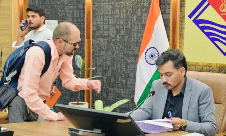 92 शिकायतें, कई परिवारों का दर्द, समाधान दिवस में डीएम ने अधिकारियों को दिए सख्त निर्देश