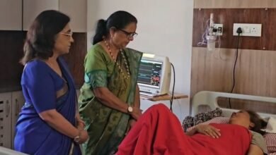 अस्पताल में भर्ती मंत्री रेखा आर्य की स्थिति का संज्ञान लेने पहुंचीं महिला आयोग अध्यक्ष