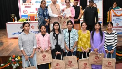 अतरराष्ट्रीय बालिका दिवस पर मुख्यमंत्री ने 149 मेधावी बालिकाओं को स्मार्टफोन प्रदान कर किया सम्मानित
