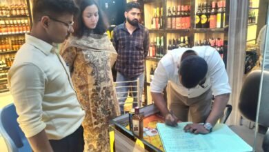 बड़ी खबर :शराब की दुकानों पर ओवररेटिंग एवं अनियमितताओं की शिकायतों पर डीएम का एक्शन