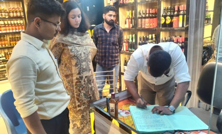 बड़ी खबर :शराब की दुकानों पर ओवररेटिंग एवं अनियमितताओं की शिकायतों पर डीएम का एक्शन