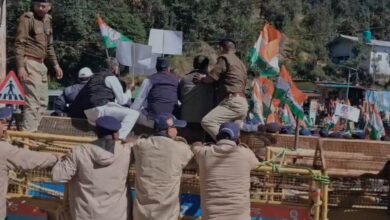 भराड़ीसैंण में विधानसभा सत्र के पहले दिन हंगामा, कांग्रेस-उक्रांद का प्रदर्शन, पुलिस से भिड़े कार्यकर्ता