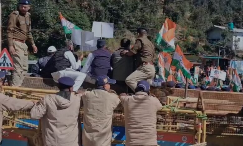 भराड़ीसैंण में विधानसभा सत्र के पहले दिन हंगामा, कांग्रेस-उक्रांद का प्रदर्शन, पुलिस से भिड़े कार्यकर्ता