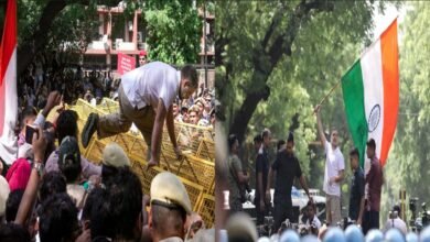 चुनाव आयोग के खिलाफ विपक्ष का हल्लाबोल, बैरिकेड पर चढ़े राहुल गांधी, लहराया तिरंगा
