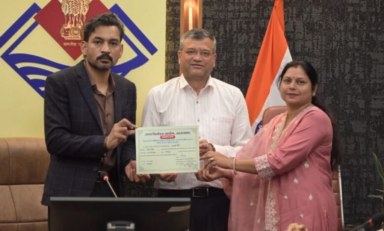 देहरादून में जिला योजना समिति के नवनिर्वाचित सदस्यों को मिले प्रमाण पत्र