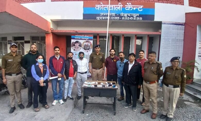 देहरादून पुलिस ने बरामद किए 8 गुम हुए मोबाइल फोन, मालिकों को लौटाई उनकी खोई संपत्ति
