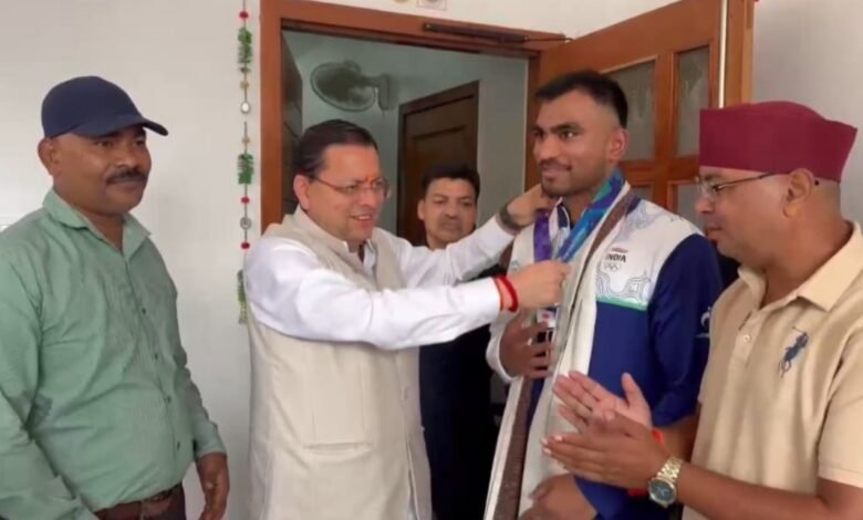 एशियन गेम्स में कांस्य पदक जीतने वाले बॉक्सर कपिल पोखरिया ने मुख्यमंत्री धामी से की भेंट
