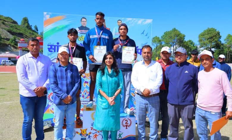 जिलाधिकारी ने सांसद चैंपियनशिप ट्रॉफी में पहुंचकर बढ़ाया खिलाड़ियों का उत्साह