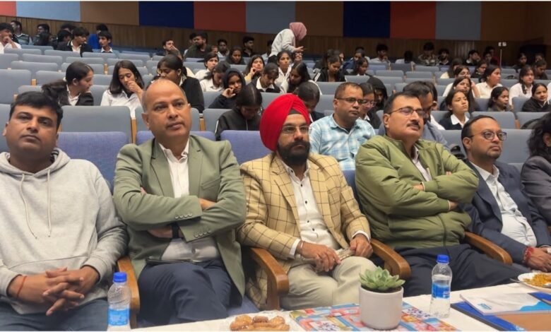 कौशल विकास, अप्रेंटिसशिप, स्टार्टअप और स्वरोजगार के अवसरों के साथ सरकारी योजनाओं की दी जानकारी