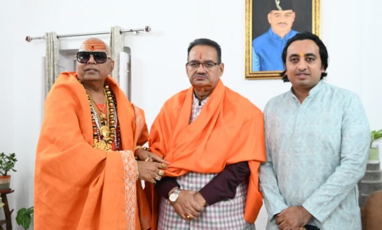 कुंभ-2027 के लिए एनवायरमेंट बाबा ने कैबिनेट मंत्री गणेश जोशी को दिया आमंत्रण