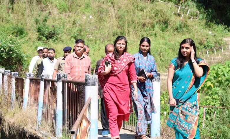 ल्वाली से घीड़ी तक क्षेत्र भ्रमण पर निकली जिलाधिकारी, विकास कार्यों और व्यवस्थाओं का लिया जायजा