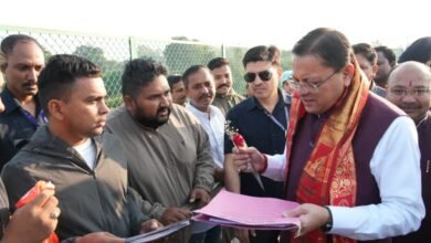 मुख्यमंत्री ने खटीमा में सुनीं जनसमस्याएं, अधिकारियों को दिए त्वरित एवं प्रभावी निस्तारण के निर्देश