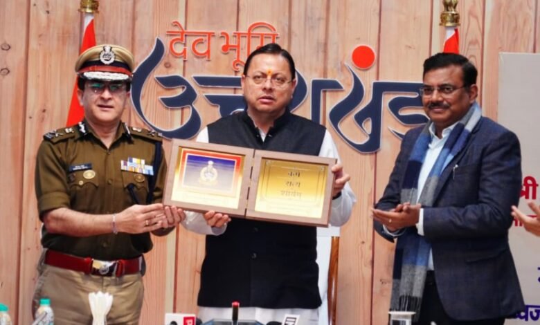 मुख्यमंत्री ने उत्तराखण्ड पुलिस के नवीन गौरव चिह्नों का किया अनावरण