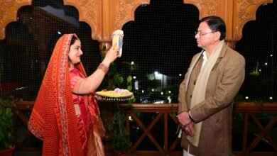 मुख्यमंत्री पुष्कर सिंह धामी ने धर्मपत्नी गीता धामी के साथ मनाया करवाचौथ पर्व