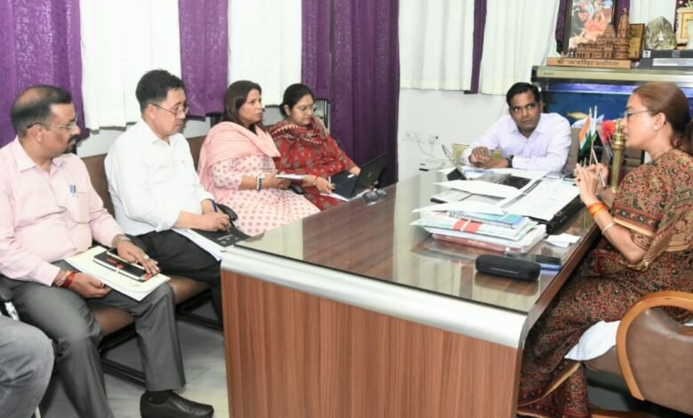 नई दिल्ली में आयोजित होने जा रहे विभागीय सम्मेलन की तैयारियों को लेकर मंत्री रेखा आर्या ने की बैठक