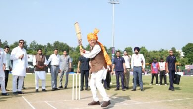 नमो क्रिकेट लीग में CM धामी ने खिलाड़ियों संग खेला क्रिकेट, युवाओं को दिलाई नशामुक्ति की शपथ