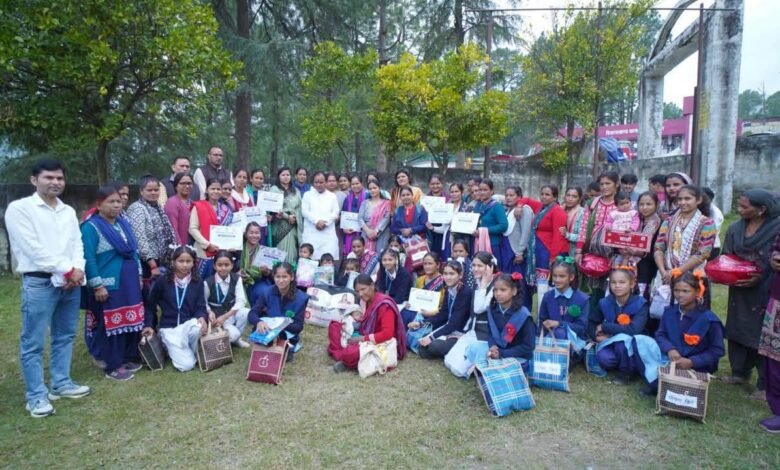 पोषण माह के समापन पर आंगनबाड़ी कार्यकर्त्रियों को किया सम्मानित