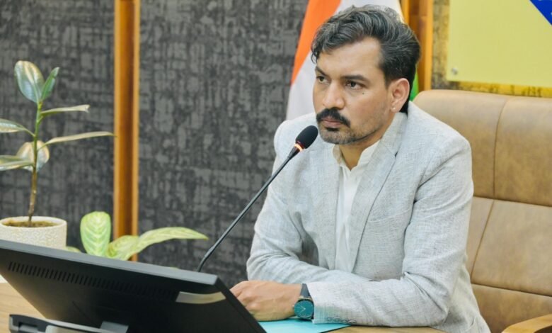 पशु हेल्पलाइन 1962 पर रिस्पॉन्स नहीं मिलने से डीएम नाराज, संबंधित कर्मचारियों का वेतन रोकने के निर्देश