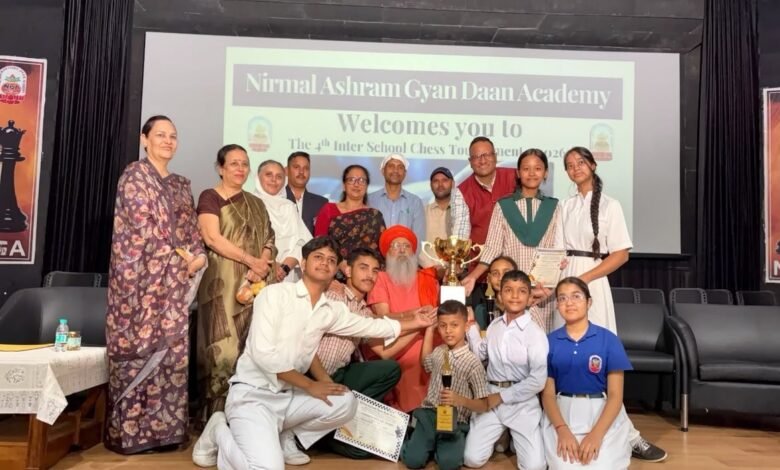 राष्ट्रीय शतरंज दिवस पर एनजीए का शानदार प्रदर्शन, 40 विद्यालयों के 144 खिलाड़ियों के बीच जीती ओवरऑल चैंपियन ट्रॉफी
