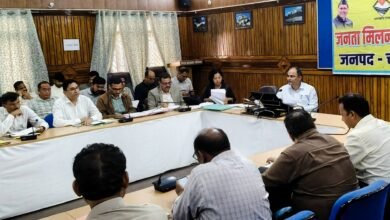 सीएम हेल्पलाइन की डीएम ने की समीक्षा, 92 लंबित शिकायतों के त्वरित निस्तारण के निर्देश