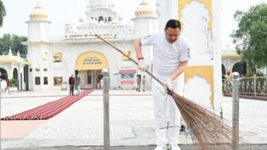 सेवा संकल्प अभियान' के तहत नानकमत्ता पहुंचे मुख्यमंत्री धामी, स्वच्छता अभियान में किया श्रमदान