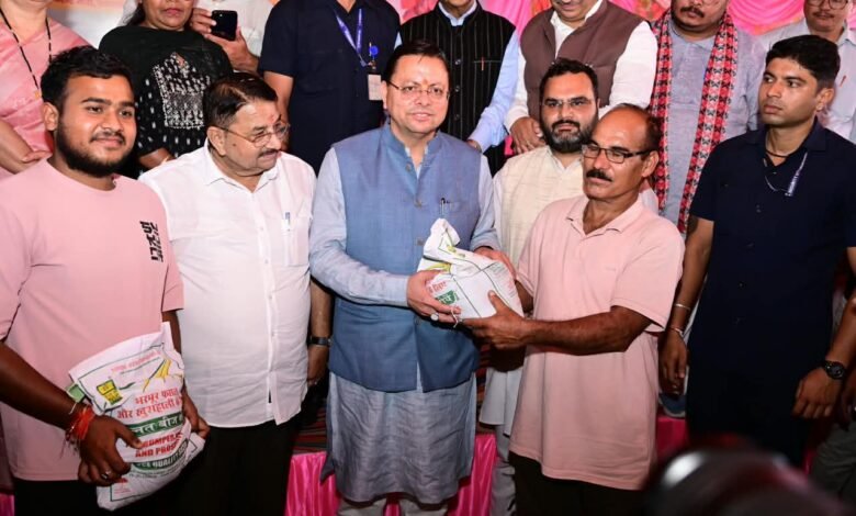 सेवा संकल्प अभियान के तहत रायपुर विधानसभा में आयोजित बहुउद्देशीय शिविर में मुख्यमंत्री पुष्कर सिंह धामी ने किया प्रतिभाग