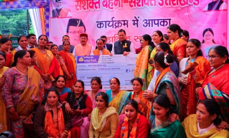श्रीनगर में मुख्यमंत्री के स्वागत को सड़कों पर उमड़ा जनसैलाब, करोड़ों के विकास कार्यों की सौगात