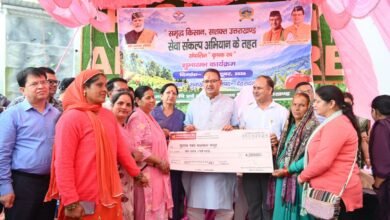 सुवाखोली में सेवा संकल्प अभियान के तहत कृषक रथ को हरी झंडी दिखाकर रवाना करते कृषि मंत्री गणेश जोशी