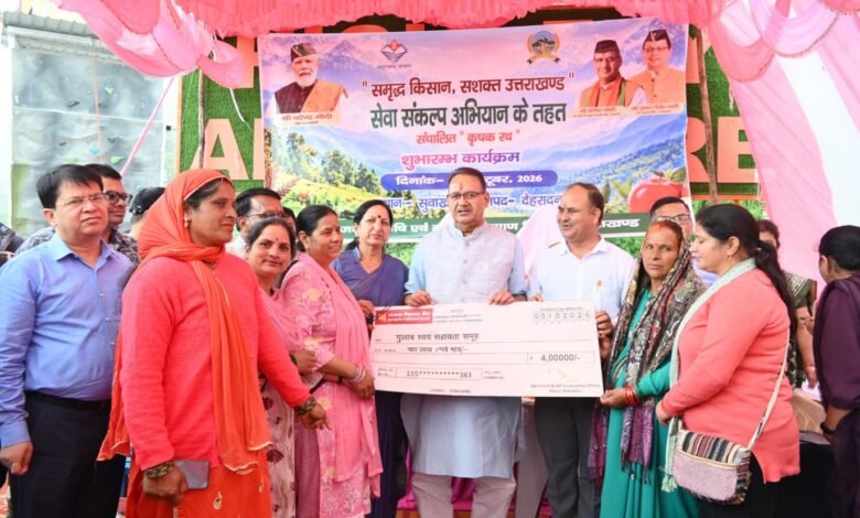 सुवाखोली में सेवा संकल्प अभियान के तहत कृषक रथ को हरी झंडी दिखाकर रवाना करते कृषि मंत्री गणेश जोशी