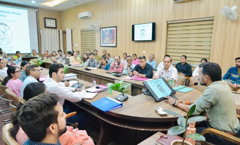 स्वास्थ्य सेवाओं में लापरवाही पर जिलाधिकारी सख्तः एएनएम निलंबित, मातृ एवं शिशु मृत्यु दर घटाने के लिए टास्क फोर्स के निर्देश